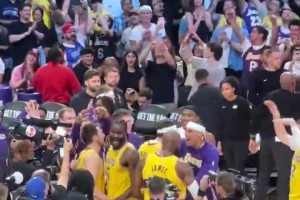 這球隊(duì)氛圍真的愛(ài)了！賽后所有湖人球員都圍著東契奇慶祝勝利！